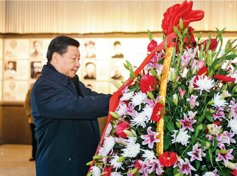 2016年2月1日至3日，中共中央總書記、國家主席、中央軍委主席習(xí)近平來到江西，看望慰問廣大干部群眾和駐贛部隊(duì)。這是2月2日，習(xí)近平在井岡山革命烈士陵園向革命烈士敬獻(xiàn)花籃。 新華社記者 謝環(huán)馳/攝